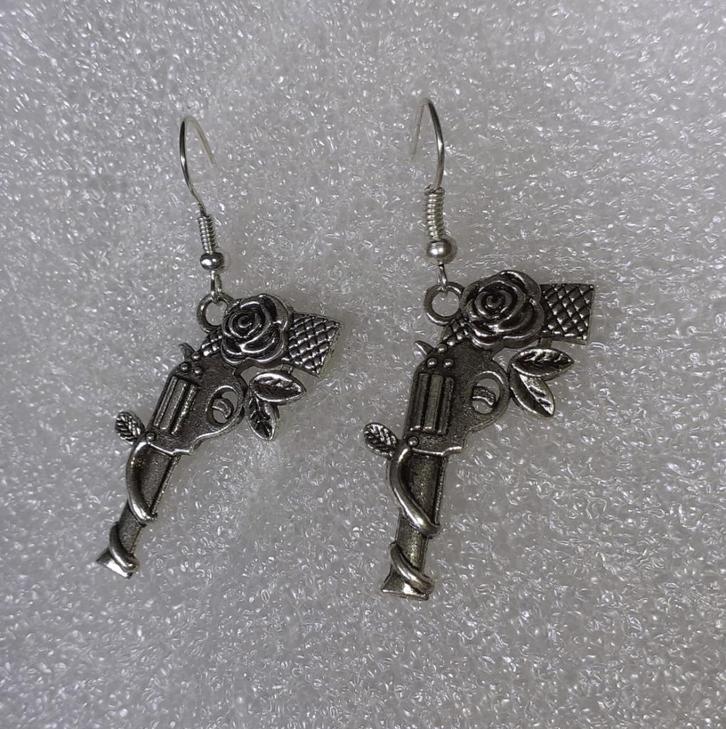 oorbellen hangers geweer met roosjes, Handtassen en Accessoires, Oorbellen, Nieuw, Hangers, Zilver, Zilver, Verzenden