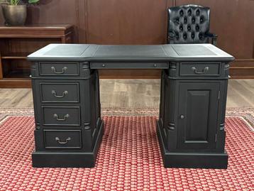 Klassiek Engels bureau zwart #531 beschikbaar voor biedingen