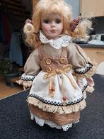 pop porselein 31 cm vintage, met staander, Ophalen of Verzenden, Gebruikt, Pop