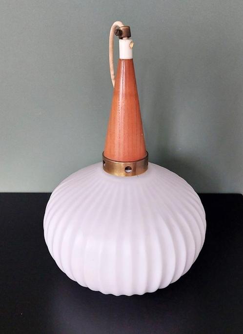 Vintage opaline - teak hanglamp | Louis Kalff '60, Huis en Inrichting, Lampen | Hanglampen, Gebruikt, Glas, Hout, Verzenden