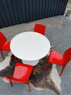 Knoll style tafel 105 diameter.125€. Stoelen 30€ t stuk, Antiek en Kunst, Ophalen