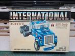 Camion de course Ertl 8039 International 4300 Eagle. RARE., Enlèvement ou Envoi, Plus grand que 1:32, Comme neuf, Camion