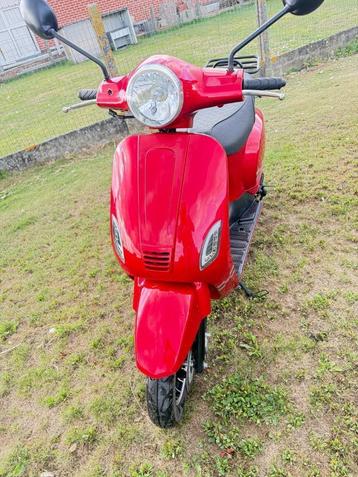  A klasse ;  scooter 25 km / uur  --- 4800 km , als nieuw  beschikbaar voor biedingen