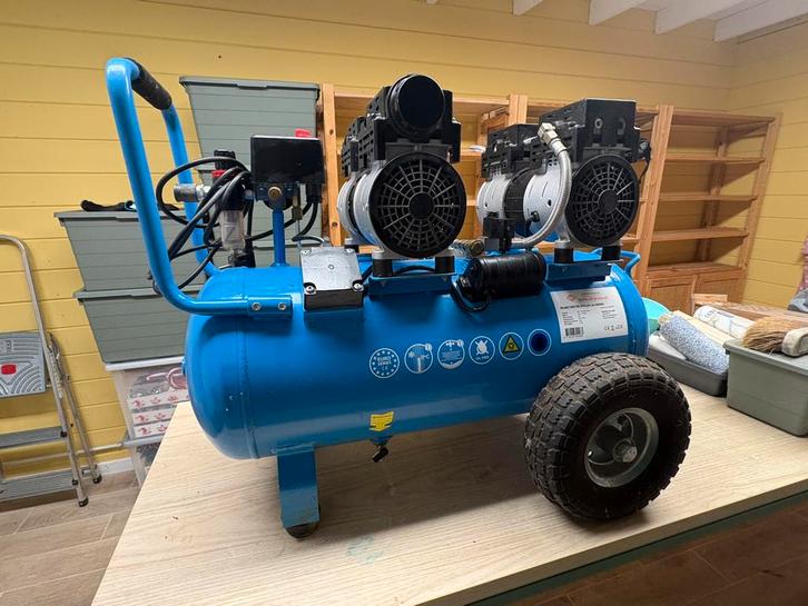Airpress LMO 50-270 stille compressor, Doe-het-zelf en Bouw, Compressors, Zo goed als nieuw, Olievrij, Ophalen