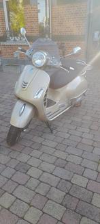 Vespa gts 300, Fietsen en Brommers, Ophalen, Zo goed als nieuw