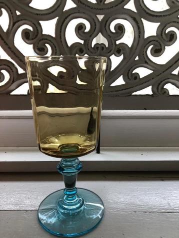 Wijnglas met blauwe steel, amberkleurige beker beschikbaar voor biedingen
