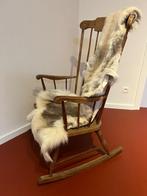 Houten schommelstoel + echt schapenvel uit lapland, Huis en Inrichting, Ophalen, Hout, Bruin, Zo goed als nieuw