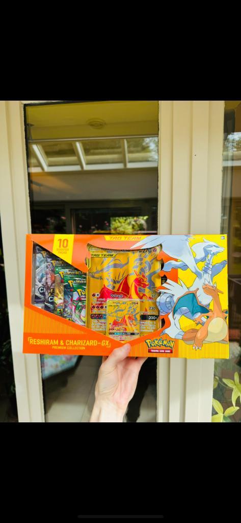 Reshiram & charizard gx premium collection box tag team, Hobby en Vrije tijd, Verzamelkaartspellen | Pokémon, Zo goed als nieuw