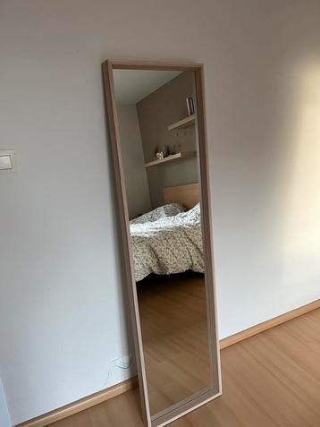 Spiegel beschikbaar voor biedingen