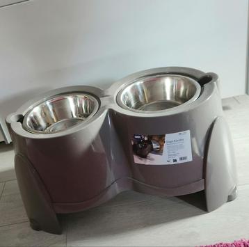 Honden drink en eetbak beschikbaar voor biedingen