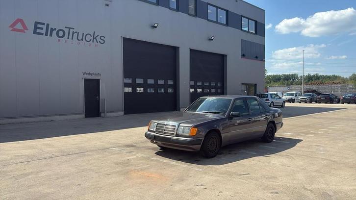 Mercedes-Benz E200 (GERMAN CAR / VOITURE D'ALLEMAGNE / ESSEN, Autos, Oldtimers & Ancêtres, Entreprise, Achat, Mercedes-Benz, Essence