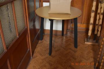 Ronde tafel van massief hout met vier poten  beschikbaar voor biedingen