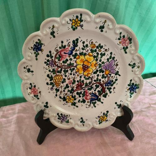 Italiaans sierbord met flora op van C.Monarchi uit Gubbio, Antiek en Kunst, Antiek | Keramiek en Aardewerk, Ophalen