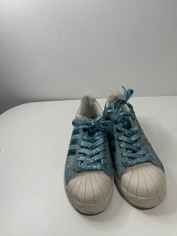 Het sprankelende tennis van Adidas beschikbaar voor biedingen