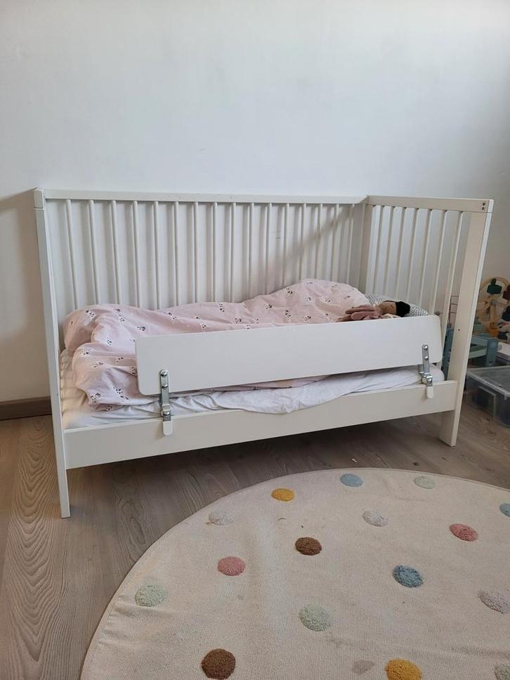 Mooi en handig babybedje IKEA Sundvik incl matras en extra's, Enfants & Bébés, Berceaux & Lits, Utilisé, Enlèvement