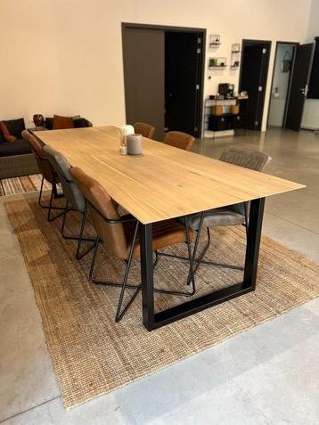 Massieve eiken design tafel + 8 stoelen – WEG WEGENS VERHUIS beschikbaar voor biedingen