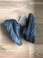 Yeezy boost 700 mn un triple black 38, Sports & Fitness, Football, Enlèvement ou Envoi, Neuf