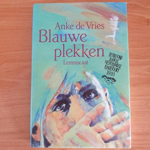 Blauwe plekken - Anke de Vries - hardcover+, Livres, Livres pour enfants | Jeunesse | 13 ans et plus, Utilisé, Fiction, Enlèvement ou Envoi