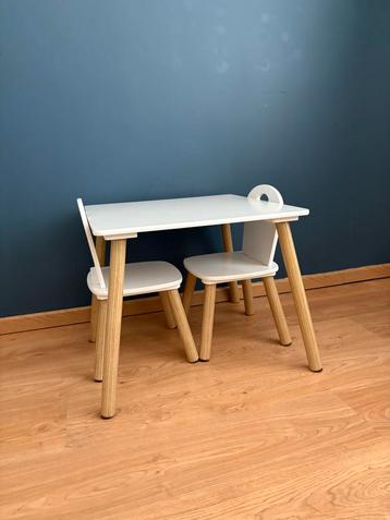 Kindertafel met 2 stoelen beschikbaar voor biedingen
