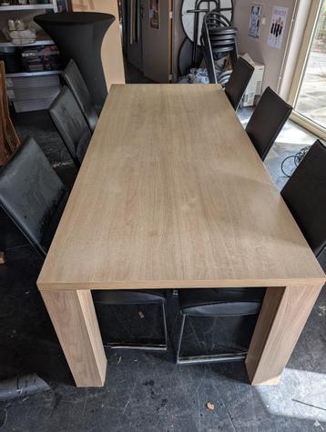 Eettafel beschikbaar voor biedingen