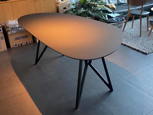 Eettafel (2op1m) van Studio Henk. In Perfect nieuwstaat., Huis en Inrichting, Tafels | Eettafels, Zo goed als nieuw, 100 tot 150 cm