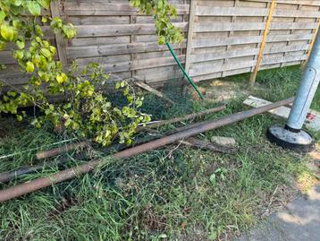 Gratis metaal, betonblokken en oude spoorwegbalken beschikbaar voor biedingen