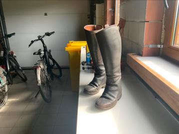 Lederen paardenbotten beschikbaar voor biedingen
