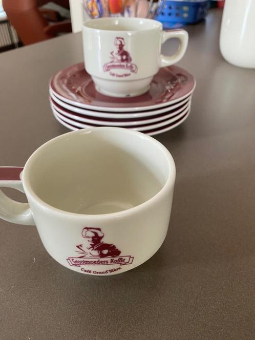 Grootmoeders koffie: 2 kopjes en 2 onderborden, Huis en Inrichting, Keuken | Servies, Zo goed als nieuw, Porselein, Ophalen of Verzenden