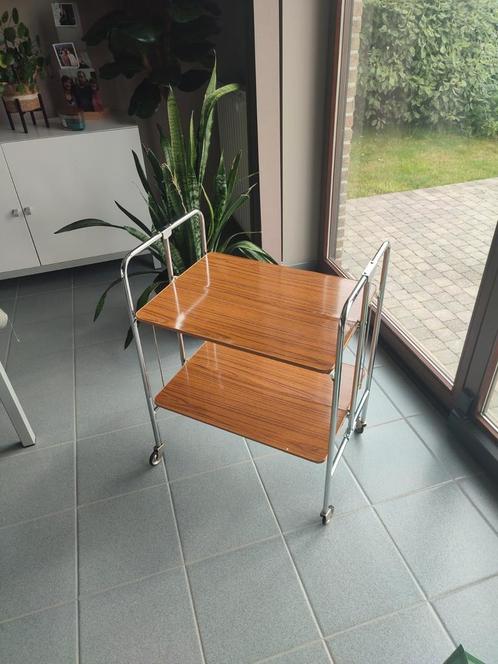 Chromen dressoir uit de jaren 70 en dienbladen van formica, Huis en Inrichting, Tafels | Sidetables, Gebruikt