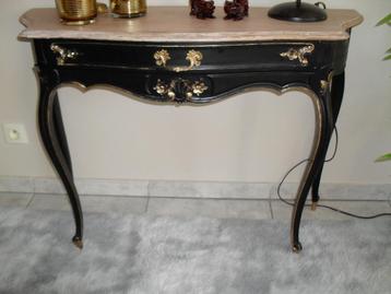 Prachtige sidetable beschikbaar voor biedingen