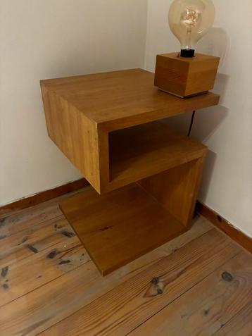 Nachttafel beschikbaar voor biedingen