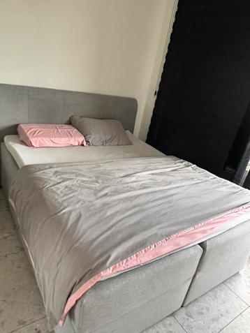 Boxspring met opbergvak aan beide kanten 160x220cm + topper beschikbaar voor biedingen