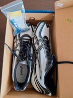 Gloednieuwe spikes asics met pinnen en vijs, Sport en Fitness, Loopsport en Atletiek, Ophalen of Verzenden, Nieuw, Spikes, Asics