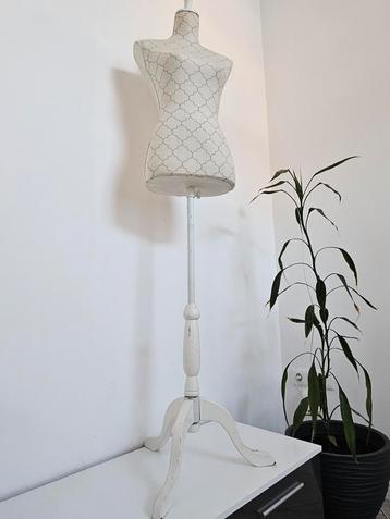 Couture-mannequin voor vrouwen beschikbaar voor biedingen