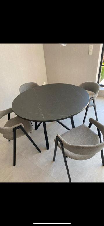 Eettafel met 4 stoelen beschikbaar voor biedingen