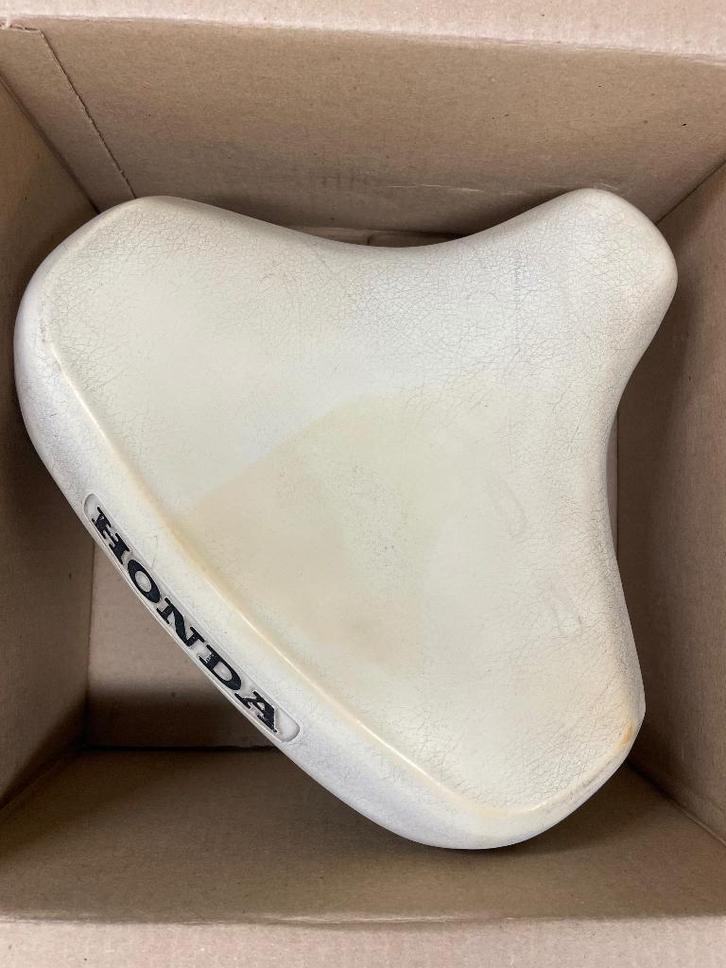 Wit origineel honda camino zadel, Fietsen en Brommers, Brommeronderdelen | Oldtimers, Gebruikt, Overige merken, Zadel, Ophalen