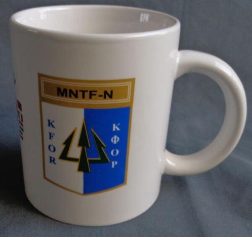Mug KFOR DIVISION SIC MULTINATIONAL 2006 H9,5xO8cm TASK FORC, Collections, Objets militaires | Général, Enlèvement ou Envoi
