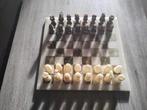Stijlvol schaakbord met pionnen in groene en witte marmer, Ophalen