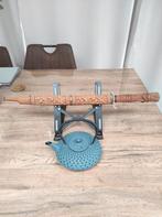 Decoratieve zwaard en gietijzeren theepot., Hobby en Vrije tijd, Picknickmanden, Ophalen