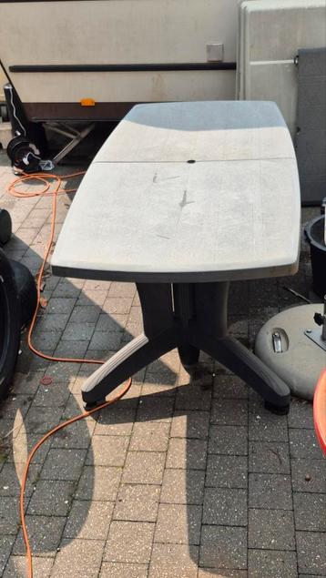 Grote tafel + 8 stoelen beschikbaar voor biedingen