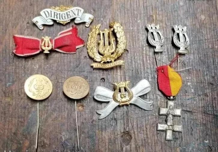 Muzikale bandband met militaire badge WW1 WW2, Verzamelen, Militaria | Tweede Wereldoorlog, Overige soorten, Verzenden