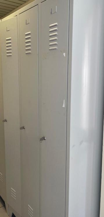 Metalen locker met 3 deuren beschikbaar voor biedingen