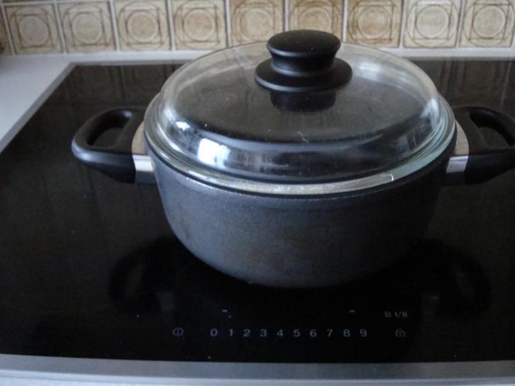 Braadpot+deksel – diameter 20 cm – hoog 8 cm, Huis en Inrichting, Keuken | Potten en Pannen, Gebruikt, Koekenpan of Braadpan, Gietijzer