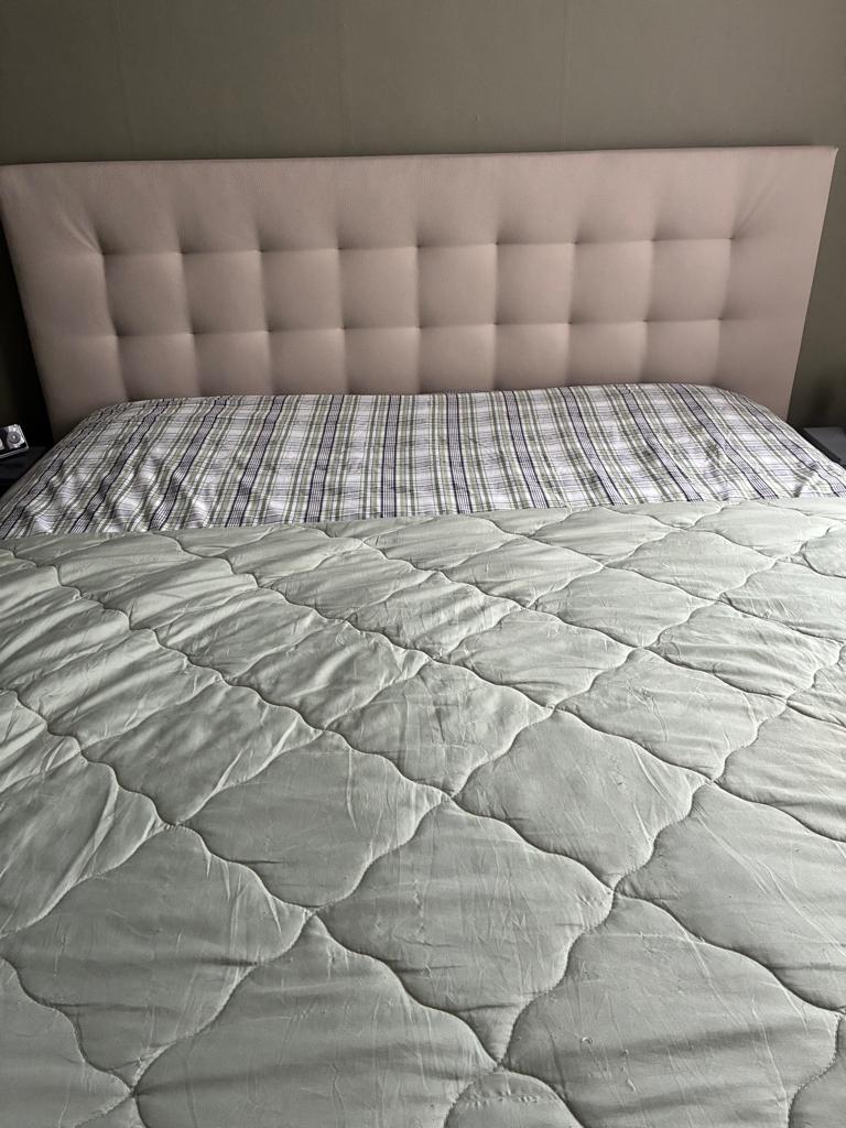 lit tête de litcapitoné et contour garni de simili cuir, Maison & Meubles, Beige, Comme neuf, Enlèvement, 180 cm