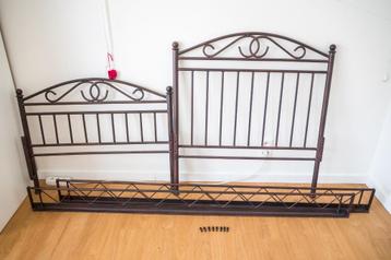 Eénpersoonsbed zonder lattenbodem en zonder matras beschikbaar voor biedingen