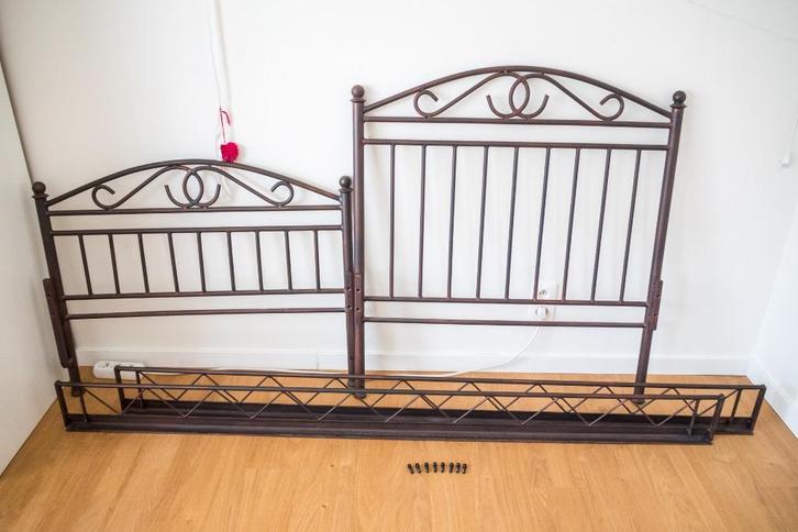 Eénpersoonsbed zonder lattenbodem en zonder matras, Huis en Inrichting, Slaapkamer | Matrassen en Bedbodems, Zo goed als nieuw