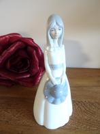 Super mooi beeldje in porselein Porceval Spain. Lladro stijl, Ophalen of Verzenden, Gebruikt, Mens