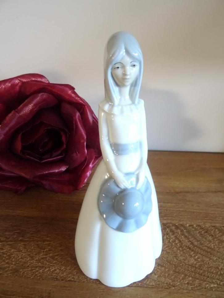 Super mooi beeldje in porselein Porceval Spain. Lladro stijl, Verzamelen, Beelden en Beeldjes, Gebruikt, Mens, Ophalen of Verzenden