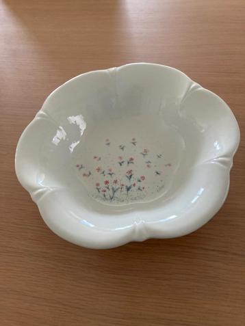 Tiffani Ceramische saladekom met bloemmotief  beschikbaar voor biedingen