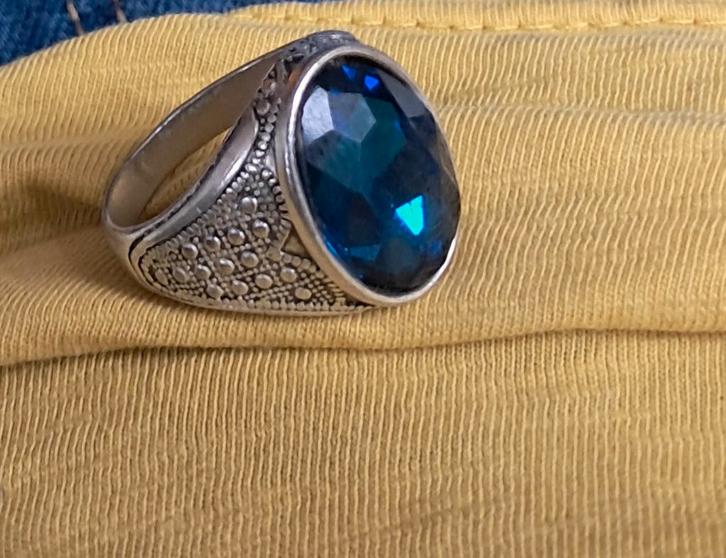 Mooie zilverkleurige herenring met een opvallende edelsteen, Handtassen en Accessoires, Ringen, Zo goed als nieuw, Heer, 20 of groter